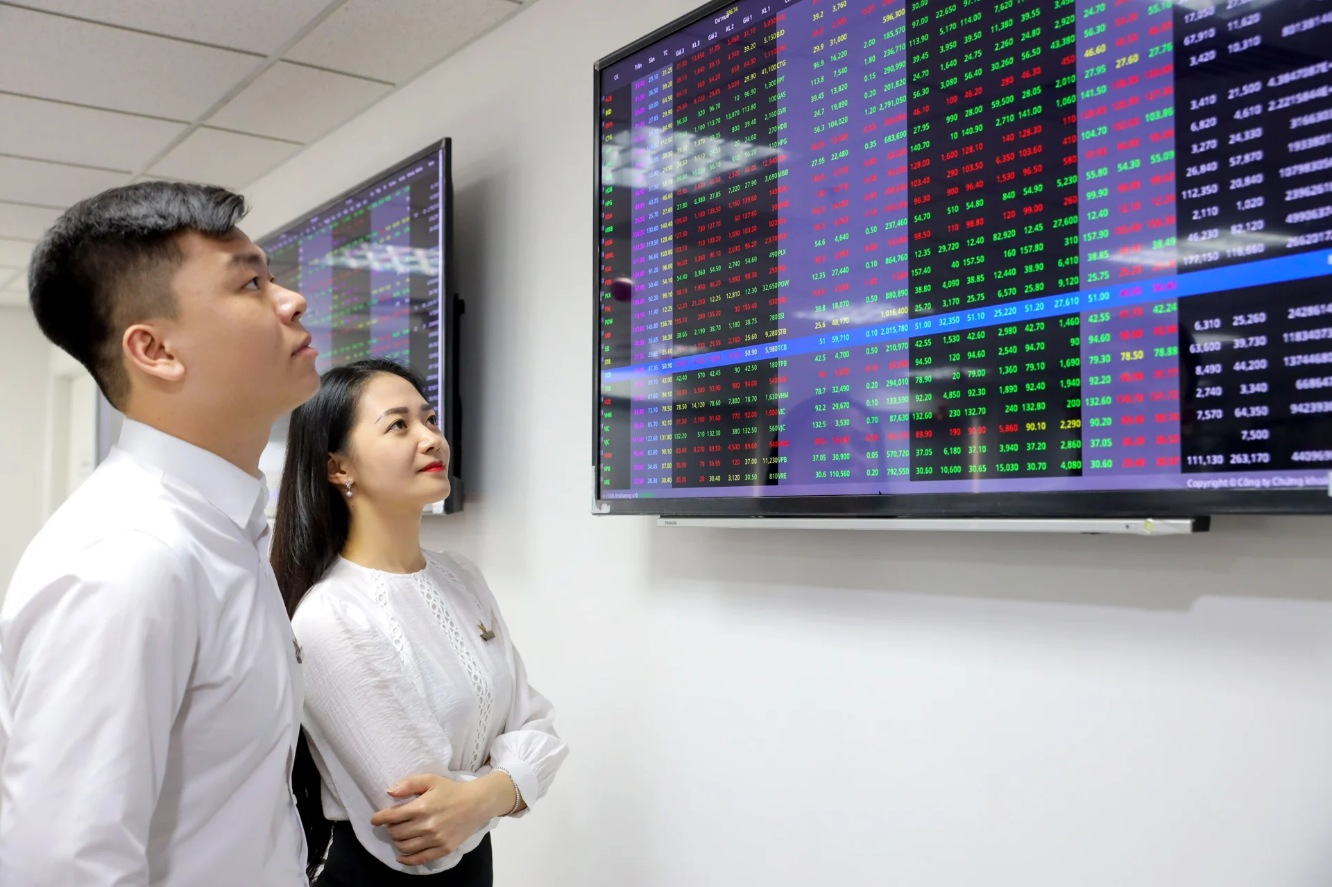 HVN tăng trần 2 phiên liên tiếp, VN-Index vượt 1.800 điểm
